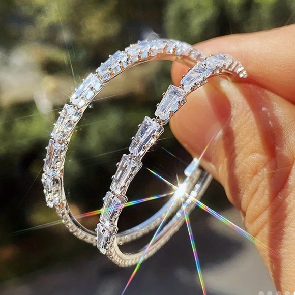 SPARKLING GRADIENT SQUARE CUT HOOP EARRINGS - Picture 2 of 11